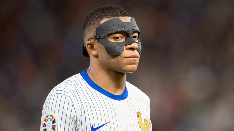 France Legend Emmanuel Petit attacks Mbappe: "Unworthy captain" 1 image 1